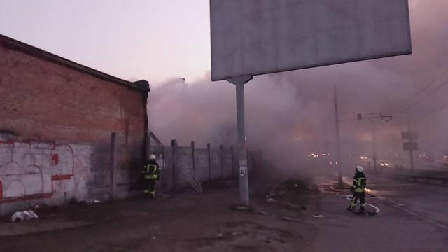 В Киеве возле метро Петровка загорелись склады 07