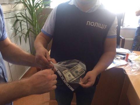 В Запорожье сотрудник таможни и посредник задержаны на взятке в тысячу долларов США, - Нацполиция 02