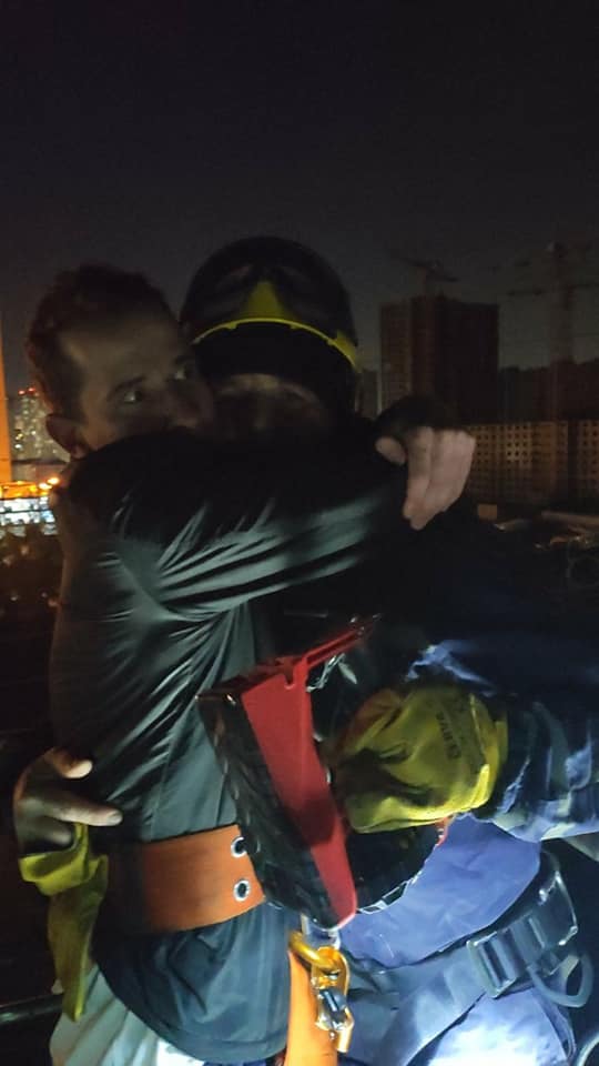 У Києві рятувальники зняли чоловіка з високовольтної електроопори, - ДСНС 03