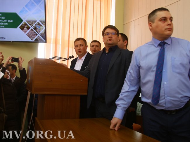 Зламав двері, обливав водою, намагався залізти на стіл: слуга народу Крейденко мало не зірвав сесію міськради в Мелітополі 02 Зламав двері, обливав водою, намагався залізти на стіл: слуга народу Крейденко мало не зірвав сесію міськради в Мелітополі 02