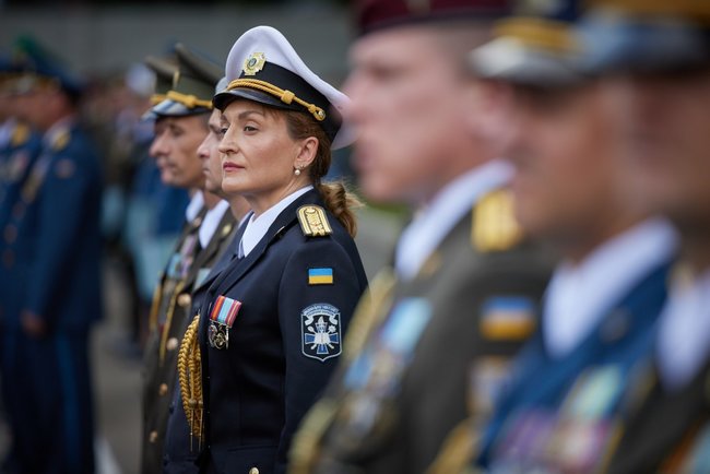 Ми часто зустрічаємося на фронті, - Зеленський вручив дипломи випускникам Національного університету оборони імені І. Черняховського 14
