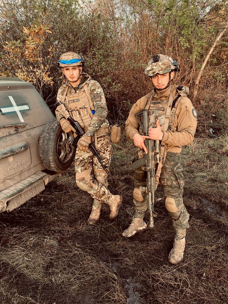 Нацгвардеец Иван Криворотько: Это был лес, но деревьев в нем не было. Были пеньки максимум в 1,5 метра, обрезанные артиллерией. И вдобавок к этому - очень много трупов, частей тел 04