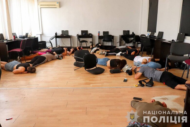 Правоохоронці викрили шахрайський call-центр на Закарпатті