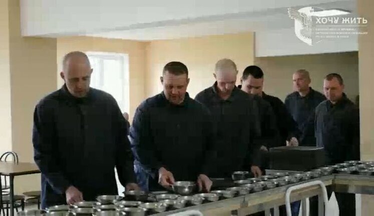 Обід російського окупанта в українському таборі для військовополонених: розсольник, кукурудзяна каша з м’ясом і салат. ВIДЕО