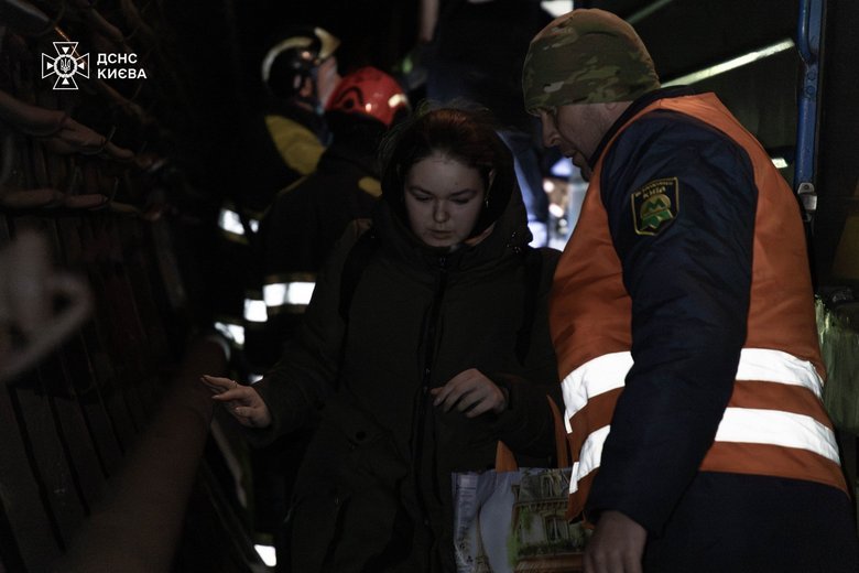 Остановка поездов в тоннелях киевского метро: пассажиров вывели спасатели