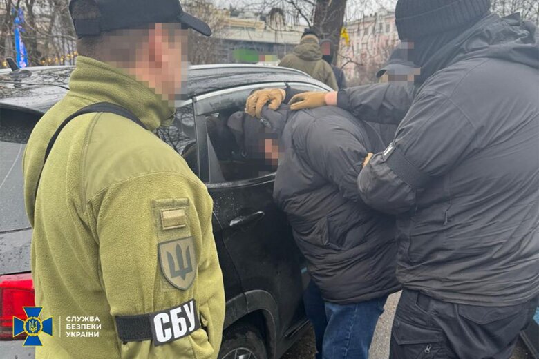 Вимагав з підприємця 20 000 доларів США