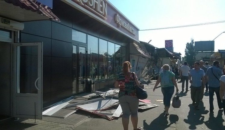 "Розгромили все, навіть "Космо". Зате "Рошен" стоїть, як храм, недоторканний", - "Київблагоустрій" масово зносить МАФи в Києві за допомогою "спортивних хлопців" у балаклавах. ФОТОрепортаж