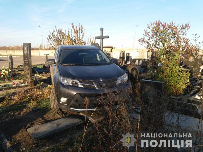 Священик позашляховиком пошкодив десять могил на кладовищі в Харківській області, - Нацполіція 02