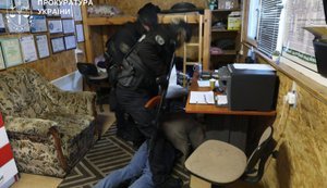 Утримували та експлуатували 48 людей: викрито псевдореабілітаційний центр на Київщині. ФОТОрепортаж