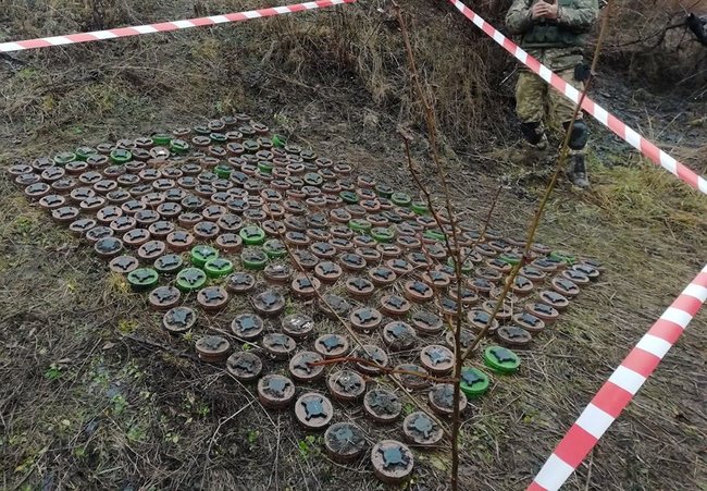 Российские оккупанты установили в Ореховом на Донбассе ловушку для коммунальщиков - 240 противопехотных мин 03 Российские оккупанты установили в Ореховом на Донбассе ловушку для коммунальщиков - 240 противопехотных мин 03
