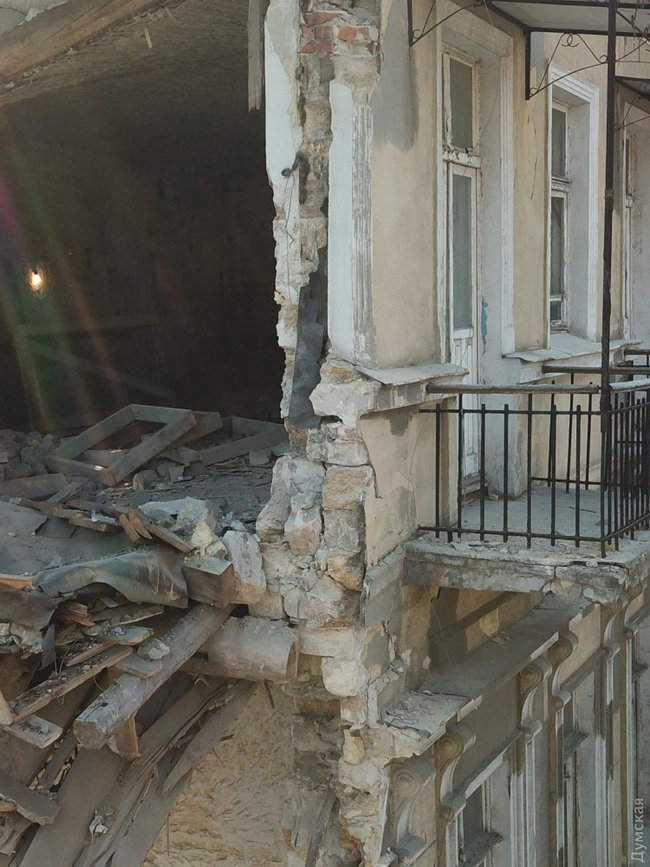 В центре Одессы обрушилась стена старинного дома 06