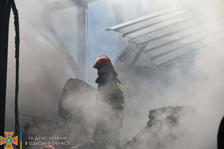 Fire caused by Russian cruise missile was extinguished in Odessa 05