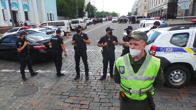 Захват банка в Киеве: спецтранспорт, нацгвардейцы, спецназ 12