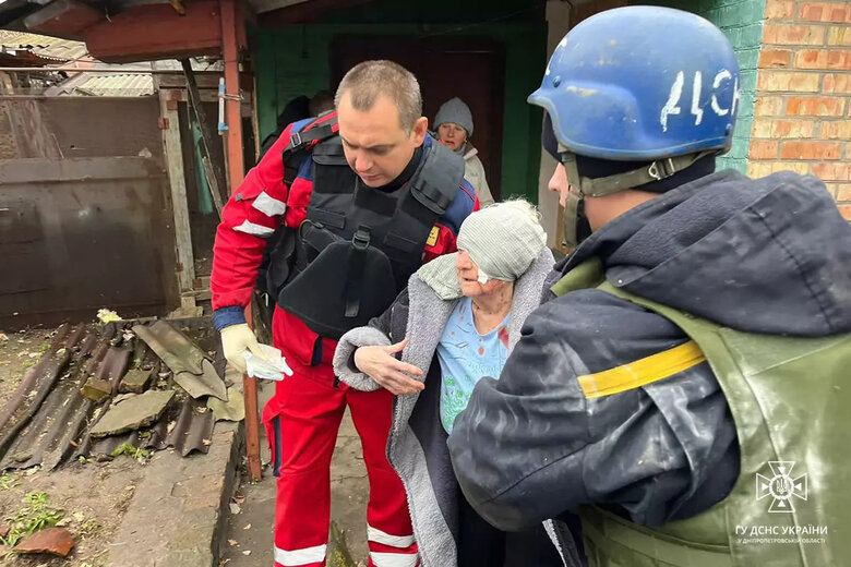 Окупанти вдарили по Нікополю: з-під завалів врятували жінку 01