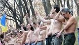 Под кабмином голые мужики требовали отставки Азарова со всеми "кровосисями". ФОТОрепортаж