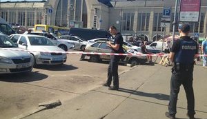 Неизвестные открыли стрельбу на вокзале в Киеве: три человека ранены. ФОТОрепортаж