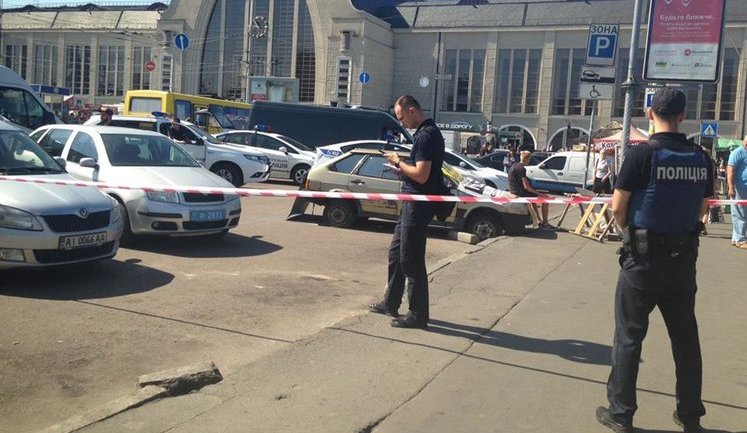 Неизвестные открыли стрельбу на вокзале в Киеве: три человека ранены. ФОТОрепортаж