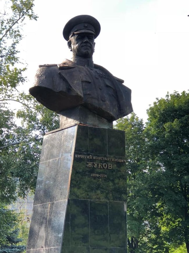 Памятник Жукову восстановили в Харькове 02