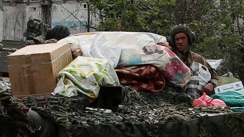 Забрали даже детские простыни, - украинка узнала на российском танке ворованные из ее квартиры вещи 02