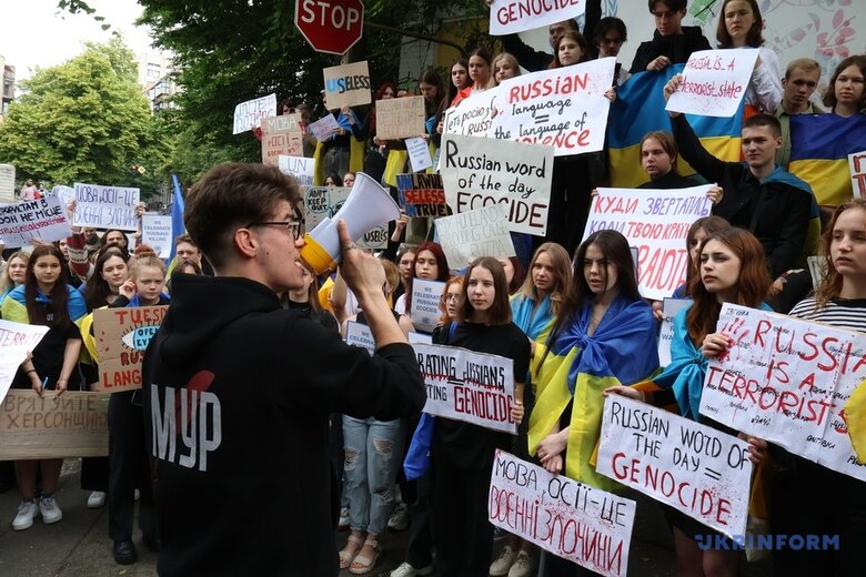 Молодь протестувала біля представництва ООН, вимагаючи вигнати Росію з організації 09 Молодь протестувала біля представництва ООН, вимагаючи вигнати Росію з організації 09