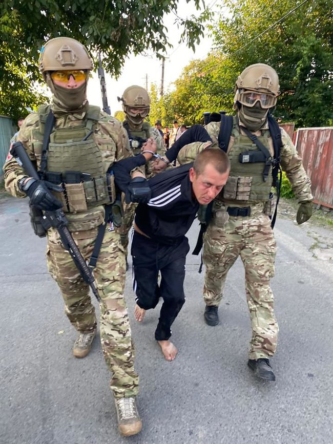 Чоловіка, який підпалив будинок колишньої дружини і погрожував поліцейським гранатою, затримано під Києвом, - Нацполіція 01