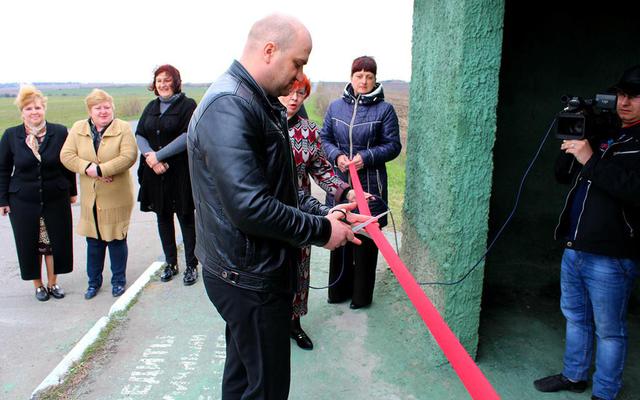 Встає з колін молода республіка: в окупованому Шахтарську урочисто відкрили нову зупинку 01