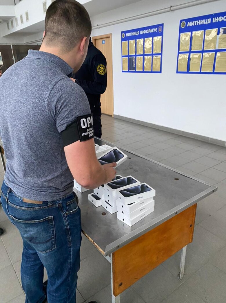 Перші IPhone 15 уже в Україні: Прикордонники затримали на кордоні чотири партії нелегальних нових смартфонів 03