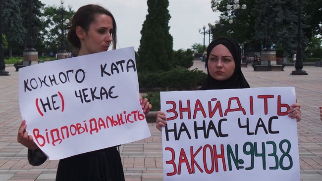 Жодної амністії кремлівським злочинцям, - активісти пікетують Раду з вимогою ввести відповідальність за злочини проти людяності 14