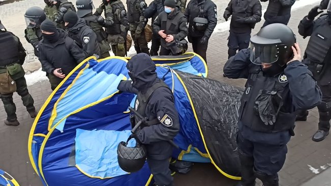 ФОПы попытались установить палатки на Майдане Незалежности: между митингующими и правоохранителями произошли стычки 41