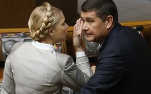 После бегства Онищенко АП потеряла коммуникацию с Тимошенко: "Вчера ЮВ по моей просьбе подписала поддержку яре и гро. Сегодня утром у меня обыски?" ФОТО