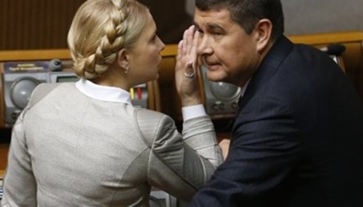 После бегства Онищенко АП потеряла коммуникацию с Тимошенко: "Вчера ЮВ по моей просьбе подписала поддержку яре и гро. Сегодня утром у меня обыски?" ФОТО