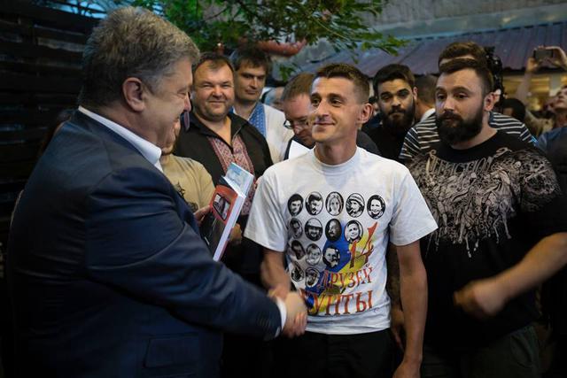 Порошенко посетил презентацию книги 14 друзей хунты 02