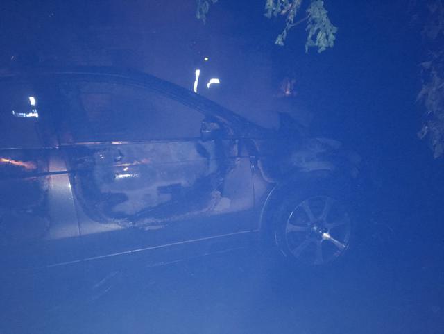 На Печерську в Києві вночі двічі підпалювали автомобілі 01