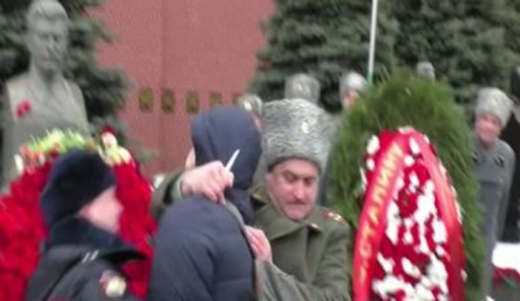 "Пошел вон, урод! #банутый, бл#дь!" - участники акции "Две гвоздики для товарища Сталина" в Москве задержали активиста, назвавшего генсека убийцей. ВИДЕО