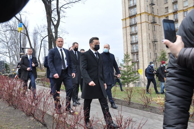 Зеленський та Єрмак вшанували память загиблих Героїв Небесної Сотні в Києві 02