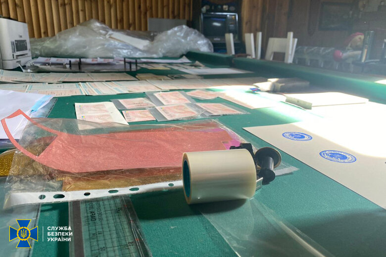 В Україні масово виготовляли підробні паспорти для легалізації громадян Росії, – СБУ 02