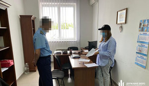Інспекторів Київської митниці підозрюють у зловживанні при ввезенні вживаних вантажівок: бюджет недоотримав 4,4 млн грн. ВІДЕО+ФОТОрепортаж