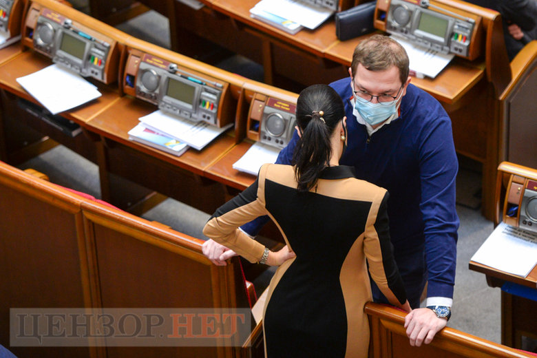 Слуги народа смеются над политическими мемами, выход Сохи из СН, разговор Разумкова с Николаенко и игра на телефоне Задорожного, - работа Рады 30 ноября 11