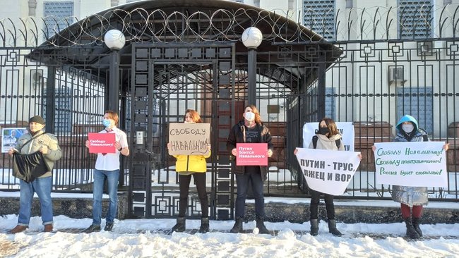 Путин боится Навального, - под посольство РФ в Киеве принесли трусы и туалетный ершик 06