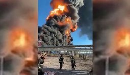 пожежні дивляться на вогонь