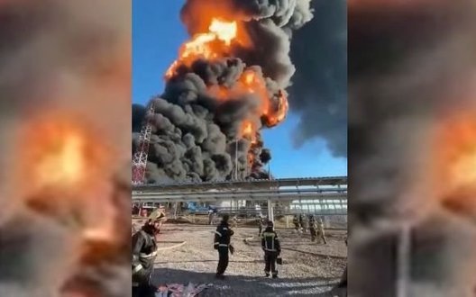 Російські пожежники безпорадно спостерігають за стовпом диму та вогню на НПС 