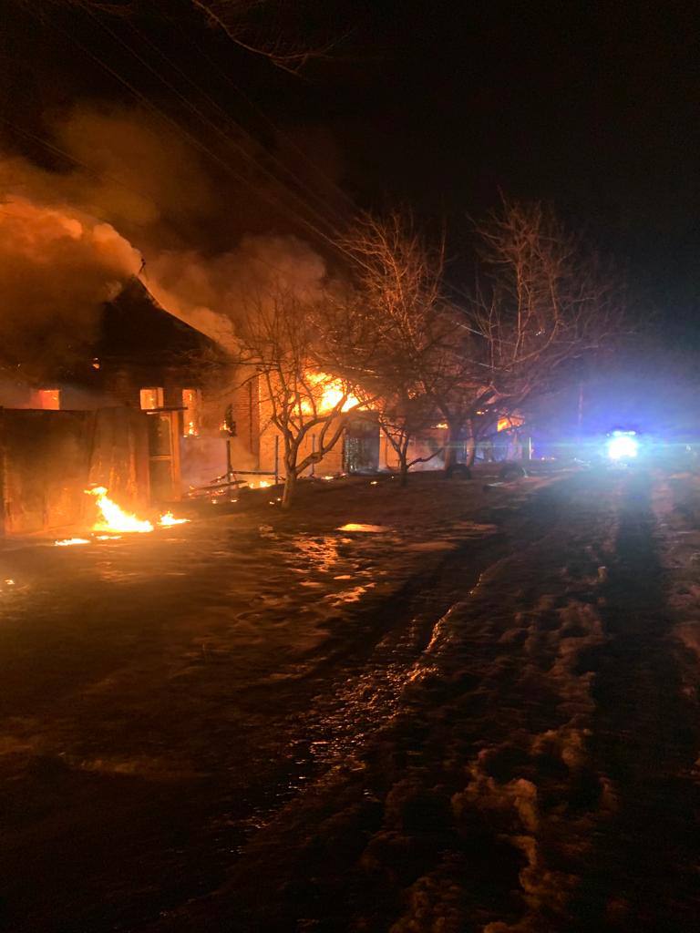 Горять приватні будинки у Харкові