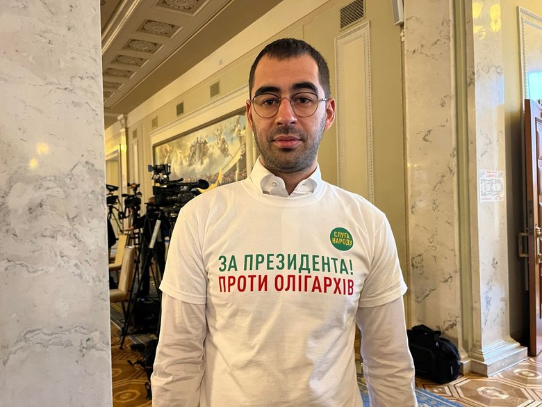 Слуги народу в день виступу Зеленського вбралися у футболки За президента. Проти олігархів 07 Слуги народу в день виступу Зеленського вбралися у футболки За президента. Проти олігархів 07