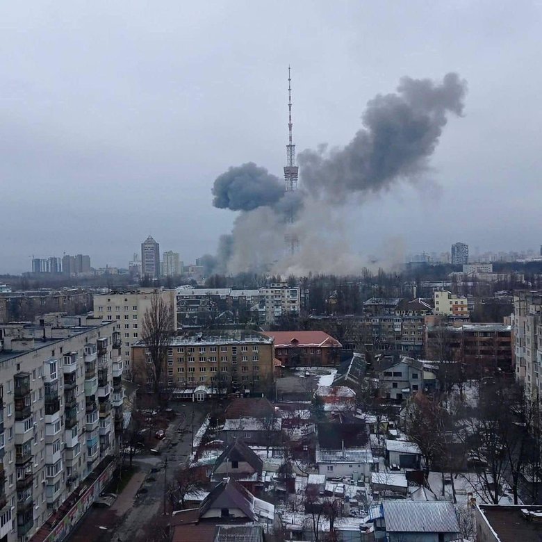 Російські окупанти обстріляли телевежу у Києві 01