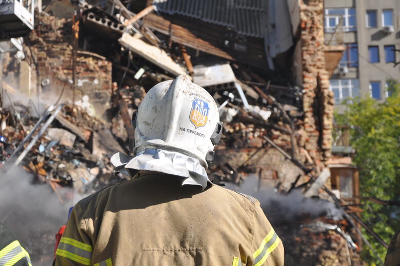 At site of kamikaze drone attack in Kyiv, rubble is being cleared 16