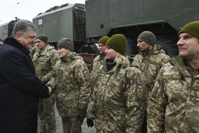 Порошенко в Білій Церкві взяв участь у зустрічі військовослужбовців 72-ї ОМБр, які повернулися із зони проведення ООС 06