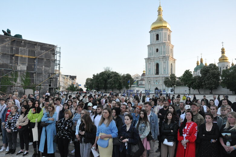 У Києві відкрили інсталяцію-символ стійкості та віри українських військовополонених із Азовсталі 10