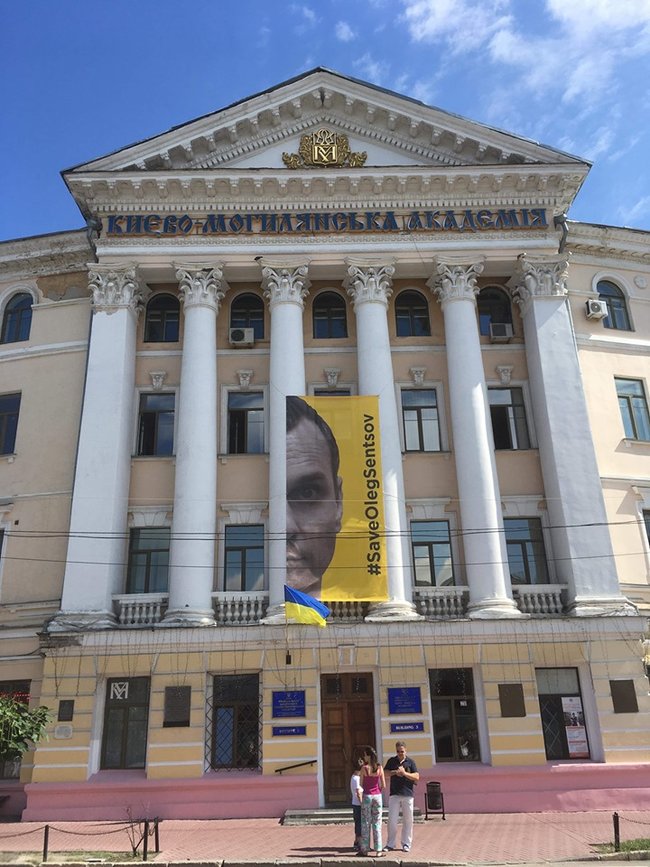 Сенцов сфотографировался на фоне баннера возле Киево-Могилянской академии 02