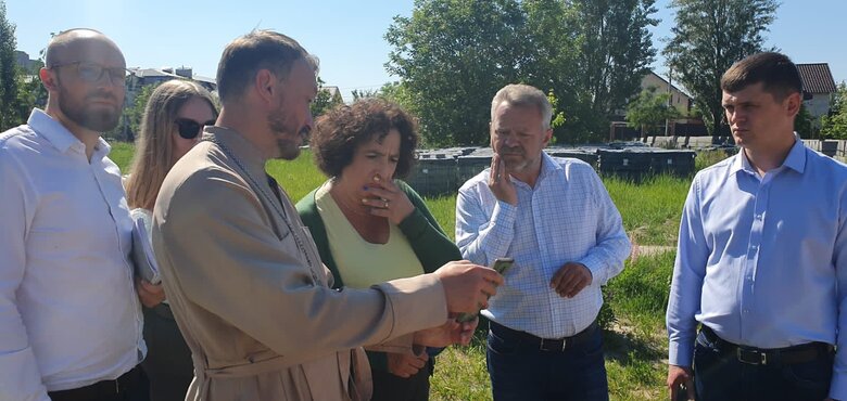 Жители прошли через ад: посол Великобритании Симмонс посетила Бучу 01