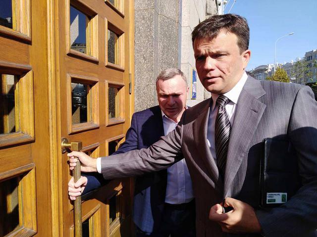 Фракцію Самопомочі не пустили на сесію міськради Харкова 01 Фракцію Самопомочі не пустили на сесію міськради Харкова 01